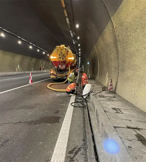 奉贤隧道排水渠清淤